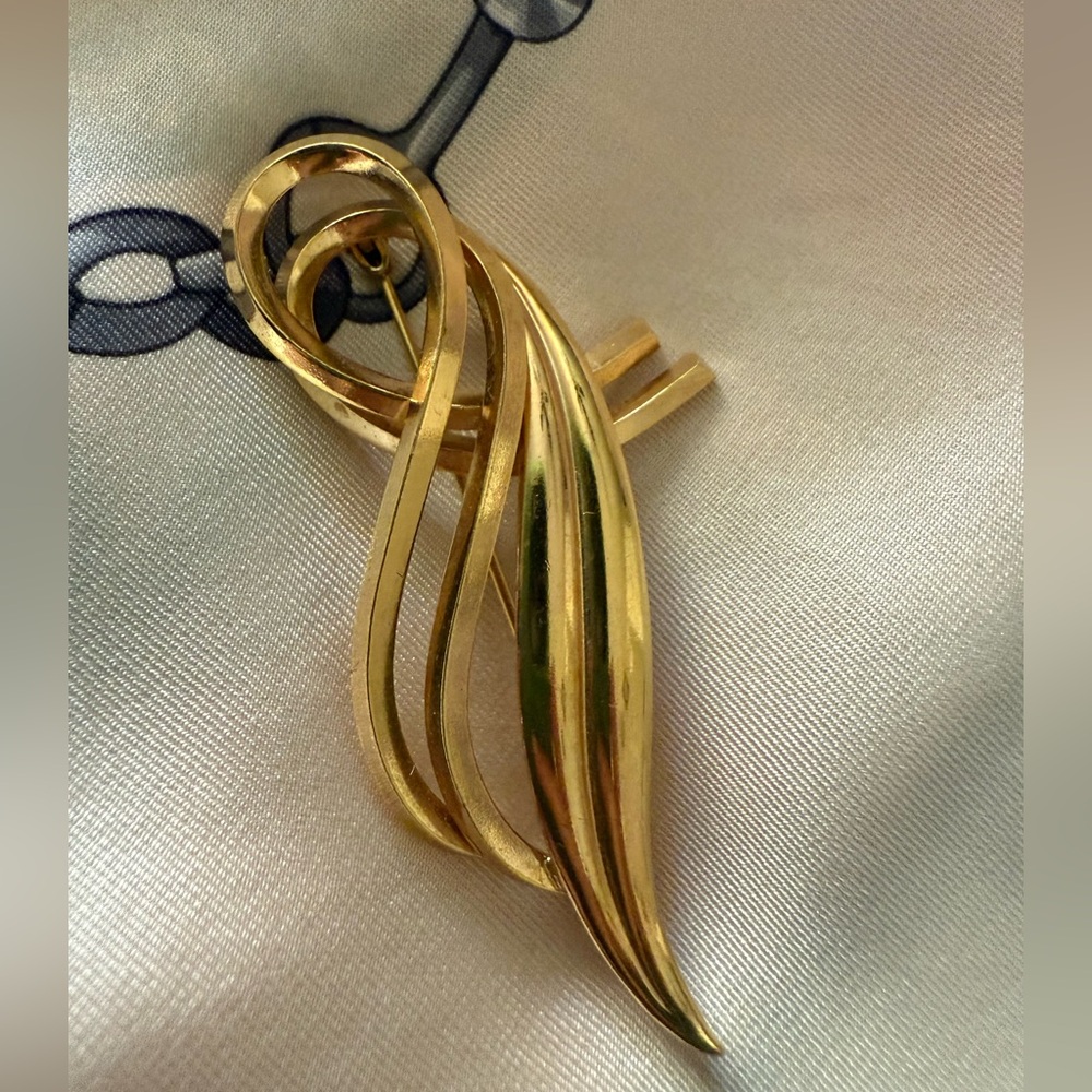 Vintage 18k gp brooch
